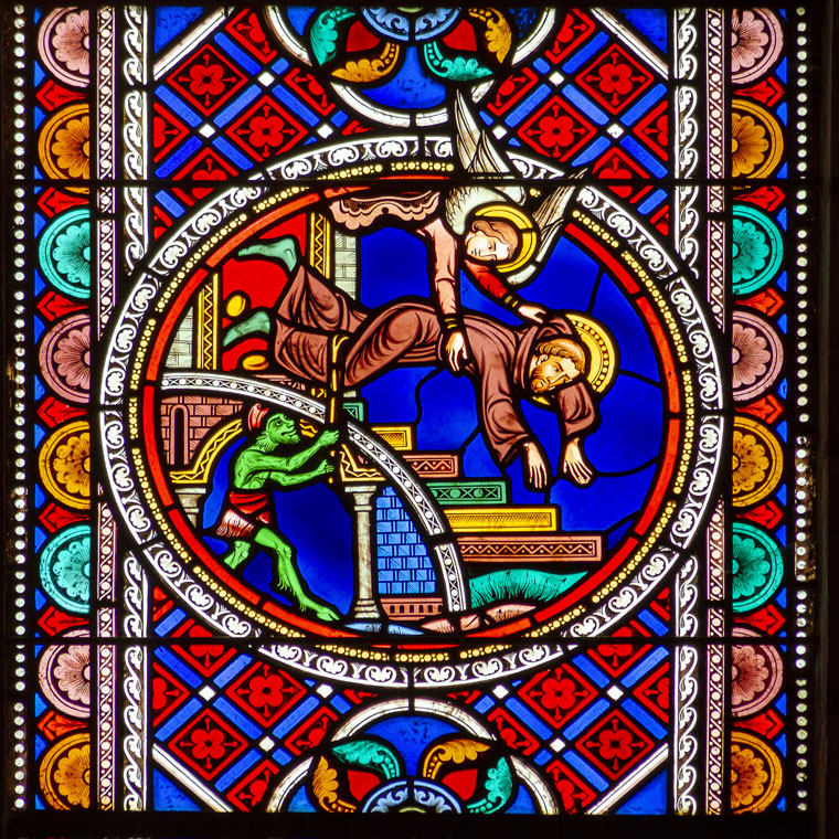 Vitrail représentant un ange en train de retenir saint Martin, tombant d'un bâtiment à cause d'un diable qui le fait trébucher