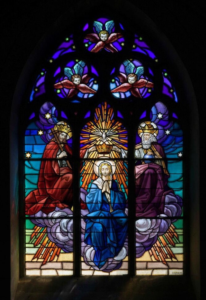 vitrail couronnement Vierge par Carl Mauméjean 1946, Déols