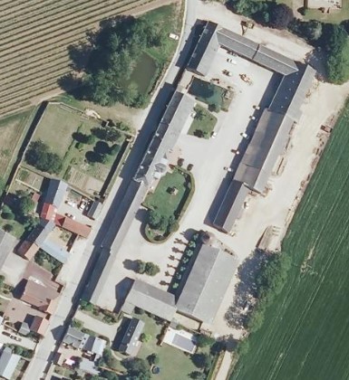 Vue aérienne de la ferme de Villeneuve-Languedoc à Réclainville